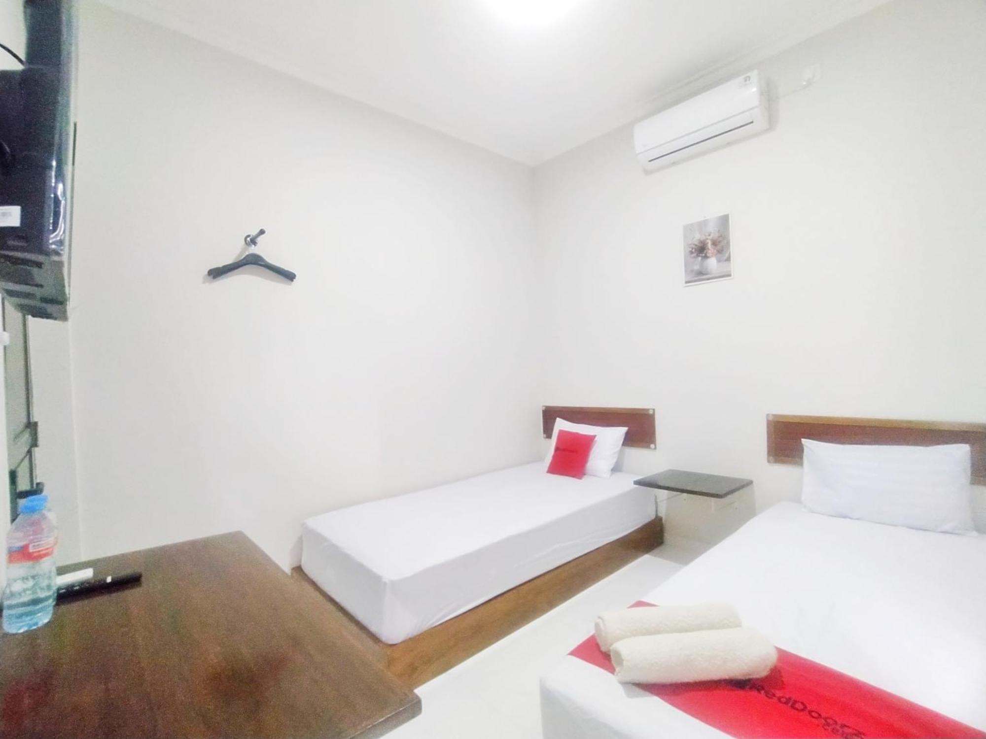 Hotel Reddoorz Syariah Near Stasiun Purwokerto Esterno foto